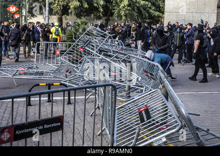 Barcelona, Spanien, 21. Dezember, 2018. Die Demonstranten werden gesehen, zerstören Barrikaden während einer pro Unabhängigkeit für Katalonien protestieren. Demonstranten versammelten, um zu versuchen, den spanischen Ministerrat blockieren und, nach der Entscheidung der Regierung, einen Ministerrat in Barcelona zu halten, der Protest von gewaltsamen Auseinandersetzungen zwischen Demonstranten und der Polizei beendet. Credit: SOPA Images Limited/Alamy leben Nachrichten Stockfoto