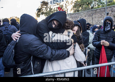 Barcelona, Spanien, 21. Dezember, 2018. Die Demonstranten sind einander umarmen während einer pro Unabhängigkeit für Katalonien protestieren. Demonstranten versammelten, um zu versuchen, den spanischen Ministerrat blockieren und, nach der Entscheidung der Regierung, einen Ministerrat in Barcelona zu halten, der Protest von gewaltsamen Auseinandersetzungen zwischen Demonstranten und der Polizei beendet. Credit: SOPA Images Limited/Alamy leben Nachrichten Stockfoto