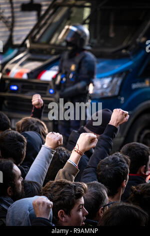 Barcelona, Spanien, 21. Dezember 2018. Die Demonstranten werden gesehen, ihre Fäuste Anhebung vor der Polizei während des Protestes. Nach der Entscheidung der Regierung von Spanien unter der Leitung von Pedro Sanchez einen Ministerrat in Barcelona zu halten, hat es zu gewalttätigen Auseinandersetzungen mit der Polizei Abteilungen, die die politische Treffen von der ersten Stunde des Morgens zu gewährleisten, die vom CDR für die Unabhängigkeit Kataloniens, Tausende von Menschen versammelten, um dem Ministerrat von Spanien zu vermeiden. Credit: SOPA Images Limited/Alamy leben Nachrichten Stockfoto