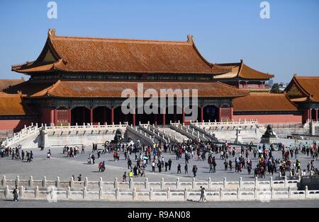 (181222) - Peking, Dez. 22, 2018 (Xinhua) - Touristen besuchen das Palastmuseum in Beijing, die Hauptstadt Chinas, Oktober 7, 2018. Die Palace Museum, oder dem ehemaligen Kaiserpalast in der Innenstadt von Peking, wird 85 Prozent der Bereiche für die Öffentlichkeit zugänglich ist, verglichen mit der aktuellen 80 Prozent, China Daily Freitag berichtet wurde. In den meisten Bereichen im Inneren des Museums, auch Verbotene Stadt genannt, wird nicht mehr ausgeschaltet werden - Grenzen für die Öffentlichkeit, die Zeitung zitierte Shan Jixiang, Kurator des Museums, wie sagend. Das größte seiner Art in der Welt, die Verbotene Stadt ist schrittweise geöffnet. mehr Stockfoto