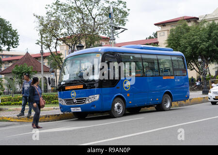 22/12/2018 Cebu City, Philippinen. Neuer Stil moderne Jeepneys auf den Straßen von Cebu City heute bereitgestellt. lokal bekannt als 'beep' Sie haben eine Kapazität von 24 Passagieren und Platz für weitere 10 stehen. Etwa. 40 Fahrzeuge auf verschiedenen Routen wird mit kostenfreiem WLAN, Dashcam ausgestattet werden, und eine Closed Circuit Television (CCTV) Kamera. Ab Januar 2018 das Verkehrsministerium (DOTr) auf den Philippinen begonnen Jeepneys, die älter als 15 Jahre als Teil der Transport des Modernisierungsprogramms der Regierung entfernen. Stockfoto