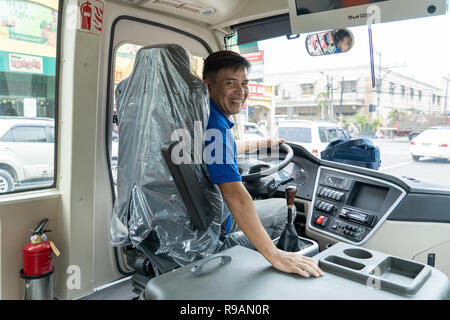 22/12/2018 Cebu City, Philippinen. Fahrer eines neuen Stil moderne Jeepneys auf den Straßen von Cebu City eingesetzt. lokal bekannt als 'beep' Sie haben eine Kapazität von 24 Passagieren und Platz für weitere 10 stehen. Jedes ist mit kostenlosem WLAN, Dashcam ausgestattet, und ein closed circuit Television (CCTV) Kamera. Ab Januar 2018 das Verkehrsministerium (DOTr) auf den Philippinen begonnen Jeepneys, die älter als 15 Jahre als Teil der Transport des Modernisierungsprogramms der Regierung entfernen. Stockfoto