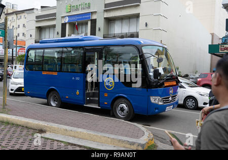 22/12/2018 Cebu City, Philippinen. Neuer Stil moderne Jeepneys auf den Straßen von Cebu City heute bereitgestellt. lokal bekannt als 'beep' Sie haben eine Kapazität von 24 Passagieren und Platz für weitere 10 stehen. Etwa. 40 Fahrzeuge auf verschiedenen Routen wird mit kostenfreiem WLAN, Dashcam ausgestattet werden, und eine Closed Circuit Television (CCTV) Kamera. Ab Januar 2018 das Verkehrsministerium (DOTr) auf den Philippinen begonnen Jeepneys, die älter als 15 Jahre als Teil der Transport des Modernisierungsprogramms der Regierung entfernen. Stockfoto