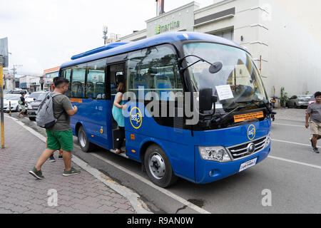 22/12/2018 Cebu City, Philippinen. Neuer Stil moderne Jeepneys auf den Straßen von Cebu City heute bereitgestellt. lokal bekannt als 'beep' Sie haben eine Kapazität von 24 Passagieren und Platz für weitere 10 stehen. Etwa. 40 Fahrzeuge auf verschiedenen Routen wird mit kostenfreiem WLAN, Dashcam ausgestattet werden, und eine Closed Circuit Television (CCTV) Kamera. Ab Januar 2018 das Verkehrsministerium (DOTr) auf den Philippinen begonnen Jeepneys, die älter als 15 Jahre als Teil der Transport des Modernisierungsprogramms der Regierung entfernen. Stockfoto