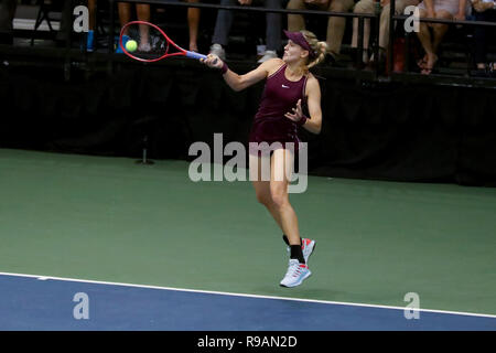 Honolulu, Hawaii. Dezember 21, 2018 - Eugenie Bouchard schlägt die Kugel gegen die CoCo Vendeweghe während der Hawaii geöffnet an der Neal S. Blaisdell Center in Honolulu, HI. (Foto von Andrew Lee/CSM) Credit: Cal Sport Media/Alamy leben Nachrichten Stockfoto