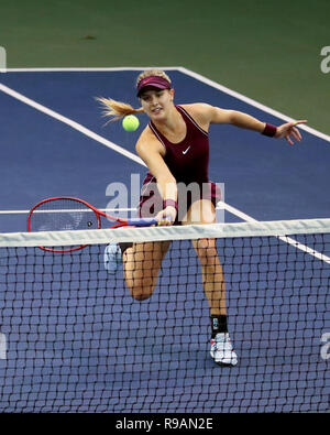 Honolulu, Hawaii. Dezember 21, 2018 - Eugenie Bouchard Angriffe gegen die CoCo Vendeweghe während der Hawaii geöffnet an der Neal S. Blaisdell Center in Honolulu, HI. (Foto von Andrew Lee/CSM) Credit: Cal Sport Media/Alamy leben Nachrichten Stockfoto