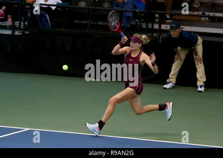 Honolulu, Hawaii. Dezember 21, 2018 - Eugenie Bouchard schlägt die Kugel gegen die CoCo Vendeweghe während der Hawaii geöffnet an der Neal S. Blaisdell Center in Honolulu, HI. (Foto von Andrew Lee/CSM) Credit: Cal Sport Media/Alamy leben Nachrichten Stockfoto