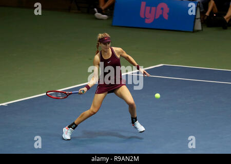 Honolulu, Hawaii. Dezember 21, 2018 - Eugenie Bouchard schlägt die Kugel gegen die CoCo Vendeweghe während der Hawaii geöffnet an der Neal S. Blaisdell Center in Honolulu, HI. (Foto von Andrew Lee/CSM) Credit: Cal Sport Media/Alamy leben Nachrichten Stockfoto