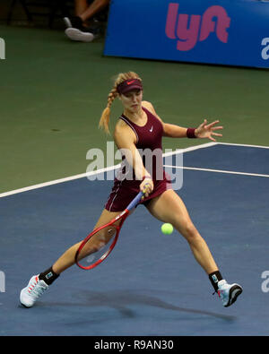 Honolulu, Hawaii. Dezember 21, 2018 - Eugenie Bouchard schlägt die Kugel gegen die CoCo Vendeweghe während der Hawaii geöffnet an der Neal S. Blaisdell Center in Honolulu, HI. (Foto von Andrew Lee/CSM) Credit: Cal Sport Media/Alamy leben Nachrichten Stockfoto