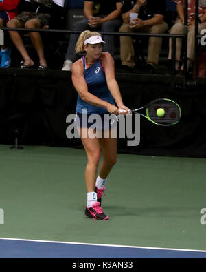 Honolulu, Hawaii. Dezember 21, 2018 - CoCo Vandeweghe schlägt die Kugel gegen Eugenie Bouchard während der Hawaii geöffnet an der Neal S. Blaisdell Center in Honolulu, HI. (Foto von Andrew Lee/CSM) Credit: Cal Sport Media/Alamy leben Nachrichten Stockfoto