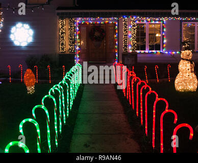 Torrance, Kalifornien, USA. 22 Dez, 2018. Dezember 21, 2018: Weihnachtsbeleuchtung erstrahlen in der Nachbarschaft Seaside Holiday Lights. Torrnce, CA, USA, Kredit: Brent Clark/Alamy leben Nachrichten Stockfoto