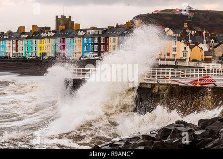 Aberystwyth, Wales, UK. 22. Dezember, 2018. Winden und eine Flut an der ersten Ampel kombinieren riesige Wellen gegen das Meer Abwehr in Aberystwyth zu Hammer auf die Cardigan Bay Küste von West Wales auf eine helle und blustery Tag, mit mehr verunsichert Wettervorhersage für später in das Wochenende Foto: Keith Morris/Alamy leben Nachrichten Stockfoto