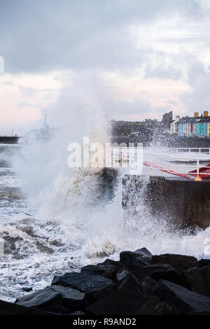 Aberystwyth, Wales, UK. 22. Dezember, 2018. Winden und eine Flut an der ersten Ampel kombinieren riesige Wellen gegen das Meer Abwehr in Aberystwyth zu Hammer auf die Cardigan Bay Küste von West Wales auf eine helle und blustery Tag, mit mehr verunsichert Wettervorhersage für später in das Wochenende Foto: Keith Morris/Alamy leben Nachrichten Stockfoto