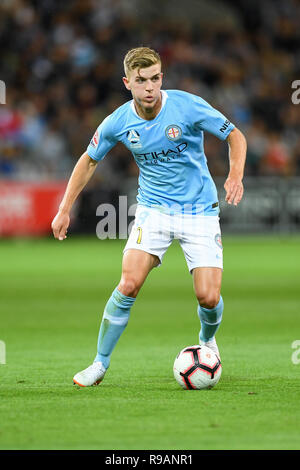 AAMI Park, Melbourne, Australien. 22 Dez, 2018. Eine Liga Fußball, Melbourne City im Vergleich zu Melbourne Victory; Riley McGree von Melbourne Stadt schaut in Richtung der Gegend, wie er mit dem Ball Kredit läuft: Aktion plus Sport/Alamy leben Nachrichten Stockfoto