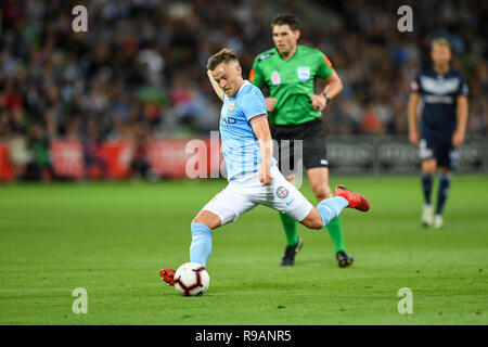 AAMI Park, Melbourne, Australien. 22 Dez, 2018. Eine Liga Fußball, Melbourne City im Vergleich zu Melbourne Victory; Scott Jamieson von Melbourne City passt den Ball in den Bereich Credit: Aktion plus Sport/Alamy leben Nachrichten Stockfoto