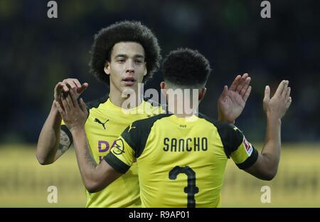 Dortmund, Deutschland. 22 Dez, 2018. firo Fußball, 21.12.2018 1.Bundesliga, Saison 2018/2019 BVB Borussia Dortmund - VfL Borussia Mönchengladbach, Gladbach, Borussia Mönchengladbach 2:1 Axel Witsel Jubel mit Jadon Sancho | Quelle: dpa/Alamy leben Nachrichten Stockfoto