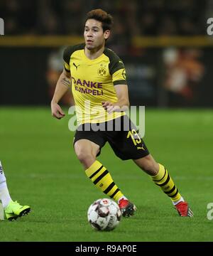 Dortmund, Deutschland. 21 Dez, 2018. firo Fußball, 21.12.2018 1.Bundesliga, Saison 2018/2019 BVB Borussia Dortmund - VfL Borussia Mönchengladbach, Gladbach, Borussia Mönchengladbach 2:1 Single Action, Raphael Guerreiro | Verwendung der weltweiten Kredit: dpa/Alamy leben Nachrichten Stockfoto