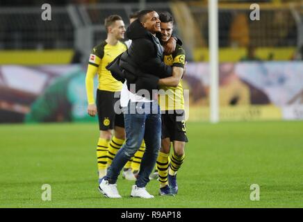 Dortmund, Deutschland. 22 Dez, 2018. firo Fußball, 21.12.2018 1.Bundesliga, Saison 2018/2019 BVB Borussia Dortmund - VfL Borussia Mönchengladbach, Gladbach, Borussia Mönchengladbach 2:1 Finale Jubel, Julian Weigl | Verwendung der weltweiten Kredit: dpa/Alamy leben Nachrichten Stockfoto