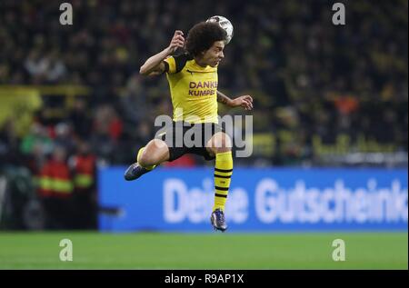 Dortmund, Deutschland. 21 Dez, 2018. firo Fußball, 21.12.2018 1.Bundesliga, Saison 2018/2019 BVB Borussia Dortmund - VfL Borussia Mönchengladbach, Gladbach, Borussia Mönchengladbach 2:1 single action Axel Witsel | Verwendung der weltweiten Kredit: dpa/Alamy leben Nachrichten Stockfoto