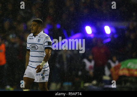Cardiff, Wales, UK, 21. Dezember 2018. Rey Lee-Lo der Cardiff Blues an schaut. Guinness Pro 14 Rugby-Spiel, Cardiff Blues v Drachen an der BT Sport Cardiff Arms Park in Cardiff am Freitag, den 21. Dezember 2018. Dieses Bild dürfen nur für redaktionelle Zwecke verwendet werden. Redaktionelle Verwendung nur. pic von Andrew Obstgarten/Andrew Orchard sport Fotografie/Alamy leben Nachrichten Stockfoto