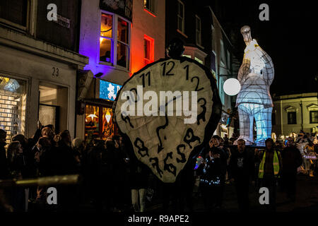 Brighton, Sussex, UK. Dezember 21, 2018 - Die "Burning die Uhren ''Prozession gehen Sie mit den Teilnehmern, die Papier- und Willow Laternen von Neue Straße nach Madeira fahren Sie in Brighton. Die Parade der Laternen markiert die Wintersonnenwende und der kürzeste Tag des Jahres. In diesem Jahr "Burning die Uhren'' Thema war die Erinnerung. Laternen wurden durch die Straßen von Brighton durchgeführt, auf der Strandpromenade, wo Sie auf einem Scheiterhaufen verbrannt und gestapelt wurden Ende der Kredit des Jahres: Matt Duckett/IMAGESLIVE/ZUMA Draht/Alamy Leben Nachrichten zu bedeuten Stockfoto