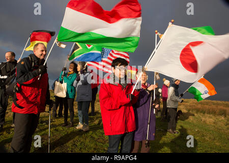 Lockerbie, Schottland, Großbritannien. 22. Dezember, 2018. Ein Spaziergang für den Frieden bis Burnswark in der Nähe von Lockerbie in Erinnerung an diejenigen, die in der Katastrophe von Lockerbie enthalten. Der Weg folgt der jahrhundertealten Tradition in Schottland, zu den Hügeln, Frieden zu finden und die Zukunft nachzudenken. Der Spaziergang bis Burnswark mit den Flaggen der 21 Nationen, die Opfer von der Pan Am Flug 103 aus wurde organisiert von Vertretern von allanton Welt Frieden Sanctuary und lokale Künstler Credit: Allan Devlin/Alamy Live Nachrichten kamen Stockfoto