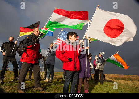 Lockerbie, Schottland, Großbritannien. 22. Dezember, 2018. Ein Spaziergang für den Frieden bis Burnswark in der Nähe von Lockerbie in Erinnerung an diejenigen, die in der Katastrophe von Lockerbie enthalten. Der Weg folgt der jahrhundertealten Tradition in Schottland, zu den Hügeln, Frieden zu finden und die Zukunft nachzudenken. Der Spaziergang bis Burnswark mit den Flaggen der 21 Nationen, die Opfer von der Pan Am Flug 103 aus wurde organisiert von Vertretern von allanton Welt Frieden Sanctuary und lokale Künstler Credit: Allan Devlin/Alamy Live Nachrichten kamen Stockfoto