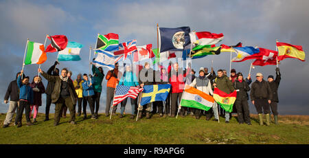 Lockerbie, Schottland, Großbritannien. 22. Dezember, 2018. Ein Spaziergang für den Frieden bis Burnswark in der Nähe von Lockerbie in Erinnerung an diejenigen, die in der Katastrophe von Lockerbie enthalten. Der Weg folgt der jahrhundertealten Tradition in Schottland, zu den Hügeln, Frieden zu finden und die Zukunft nachzudenken. Der Spaziergang bis Burnswark mit den Flaggen der 21 Nationen, die Opfer von der Pan Am Flug 103 aus wurde organisiert von Vertretern von allanton Welt Frieden Sanctuary und lokale Künstler Credit: Allan Devlin/Alamy Live Nachrichten kamen Stockfoto