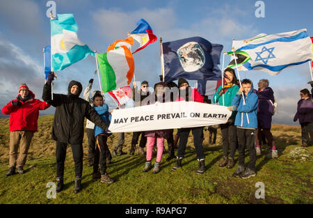 Lockerbie, Schottland, Großbritannien. 22. Dezember, 2018. Ein Spaziergang für den Frieden bis Burnswark in der Nähe von Lockerbie in Erinnerung an diejenigen, die in der Katastrophe von Lockerbie enthalten. Der Weg folgt der jahrhundertealten Tradition in Schottland, zu den Hügeln, Frieden zu finden und die Zukunft nachzudenken. Der Spaziergang bis Burnswark mit den Flaggen der 21 Nationen, die Opfer von der Pan Am Flug 103 aus wurde organisiert von Vertretern von allanton Welt Frieden Sanctuary und lokale Künstler Credit: Allan Devlin/Alamy Live Nachrichten kamen Stockfoto