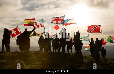 Lockerbie, Schottland, Großbritannien. 22. Dezember, 2018. Ein Spaziergang für den Frieden bis Burnswark in der Nähe von Lockerbie in Erinnerung an diejenigen, die in der Katastrophe von Lockerbie enthalten. Der Weg folgt der jahrhundertealten Tradition in Schottland, zu den Hügeln, Frieden zu finden und die Zukunft nachzudenken. Der Spaziergang bis Burnswark mit den Flaggen der 21 Nationen, die Opfer von der Pan Am Flug 103 aus wurde organisiert von Vertretern von allanton Welt Frieden Sanctuary und lokale Künstler Credit: Allan Devlin/Alamy Live Nachrichten kamen Stockfoto