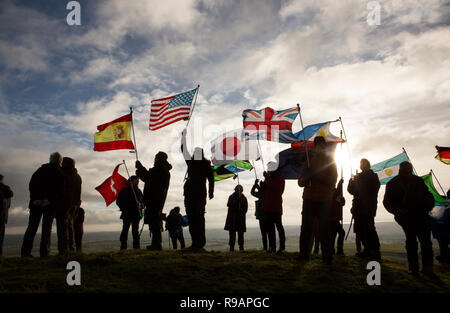 Lockerbie, Schottland, Großbritannien. 22. Dezember, 2018. Ein Spaziergang für den Frieden bis Burnswark in der Nähe von Lockerbie in Erinnerung an diejenigen, die in der Katastrophe von Lockerbie enthalten. Der Weg folgt der jahrhundertealten Tradition in Schottland, zu den Hügeln, Frieden zu finden und die Zukunft nachzudenken. Der Spaziergang bis Burnswark mit den Flaggen der 21 Nationen, die Opfer von der Pan Am Flug 103 aus wurde organisiert von Vertretern von allanton Welt Frieden Sanctuary und lokale Künstler Credit: Allan Devlin/Alamy Live Nachrichten kamen Stockfoto