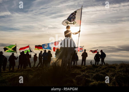 Lockerbie, Schottland, Großbritannien. 22. Dezember, 2018. Ein Spaziergang für den Frieden bis Burnswark in der Nähe von Lockerbie in Erinnerung an diejenigen, die in der Katastrophe von Lockerbie enthalten. Der Weg folgt der jahrhundertealten Tradition in Schottland, zu den Hügeln, Frieden zu finden und die Zukunft nachzudenken. Der Spaziergang bis Burnswark mit den Flaggen der 21 Nationen, die Opfer von der Pan Am Flug 103 aus wurde organisiert von Vertretern von allanton Welt Frieden Sanctuary und lokale Künstler Credit: Allan Devlin/Alamy Live Nachrichten kamen Stockfoto