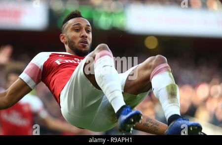 London, Großbritannien. 22 Dez, 2018. Pierre-Emerick Aubameyang von Arsenal feiern sein Ziel während der Englischen Premier League zwischen Arsenal und Burnley im Emirates Stadium, London, England am 22. Dez 2018. Nur die redaktionelle Nutzung, eine Lizenz für die gewerbliche Nutzung erforderlich. Keine Verwendung in Wetten, Spiele oder einer einzelnen Verein/Liga/player Veröffentlichung. Credit: Aktion Foto Sport/Alamy leben Nachrichten Stockfoto