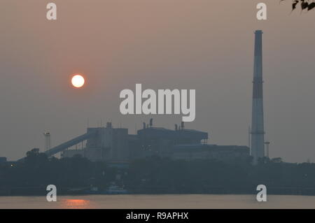 Kolkata, Indien. 22. Dezember, 2018. Einstellung der Sonne über Kolkata Skyline am Tag der Wintersonnenwende in der nördlichen Hemisphäre vom AJC Bose indische Botanischer Garten angrenzenden Ghat der Fluss Hooghly in Howrah. Credit: Biswarup Ganguly/Alamy leben Nachrichten Stockfoto