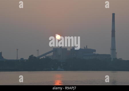 Kolkata, Indien. 22. Dezember, 2018. Einstellung der Sonne über Kolkata Skyline am Tag der Wintersonnenwende in der nördlichen Hemisphäre vom AJC Bose indische Botanischer Garten angrenzenden Ghat der Fluss Hooghly in Howrah. Credit: Biswarup Ganguly/Alamy leben Nachrichten Stockfoto