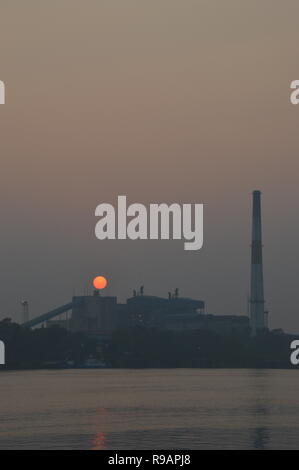 Kolkata, Indien. 22. Dezember, 2018. Einstellung der Sonne über Kolkata Skyline am Tag der Wintersonnenwende in der nördlichen Hemisphäre vom AJC Bose indische Botanischer Garten angrenzenden Ghat der Fluss Hooghly in Howrah. Credit: Biswarup Ganguly/Alamy leben Nachrichten Stockfoto