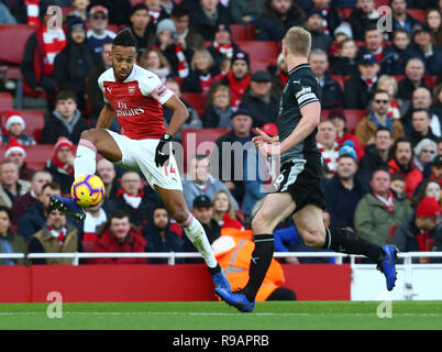 London, Großbritannien. 22 Dez, 2018. Pierre-Emerick Aubameyang von Arsenal in der englischen Premier League zwischen Arsenal und Burnley im Emirates Stadium, London, England am 22. Dez 2018. Nur die redaktionelle Nutzung, eine Lizenz für die gewerbliche Nutzung erforderlich. Keine Verwendung in Wetten, Spiele oder einer einzelnen Verein/Liga/player Veröffentlichung. Credit: Aktion Foto Sport/Alamy leben Nachrichten Stockfoto