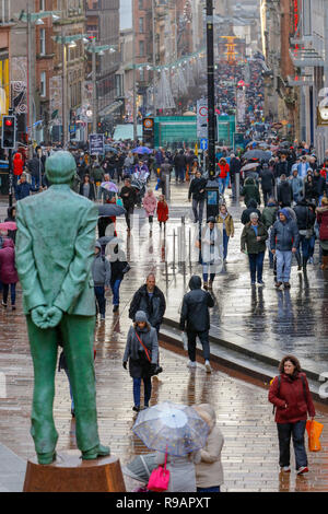 Glasgow, Schottland, Großbritannien. 22. Dezember, 2018. Auf einem nassen uper Samstag "Tausende von Weihnachtskäufer kam an das Stadtzentrum von Glasgow Vorteil der frühen Verkäufe in Glasgow's Stil Meile, (Buchanan Street) und Viele besuchten auch den International Food fayre und Kirmes in der Stadt George Square Credit: Findlay/Alamy leben Nachrichten Stockfoto