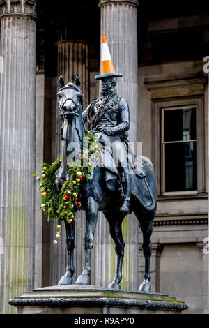 Glasgow, Schottland, Großbritannien. 22. Dezember, 2018. Auf einem nassen uper Samstag "Tausende von Weihnachtskäufer kam an das Stadtzentrum von Glasgow Vorteil der frühen Verkäufe in Glasgow's Stil Meile, (Buchanan Street) und Viele besuchten auch den International Food fayre und Kirmes in der Stadt George Square. Sogar die kultigen Herzog von Wellington Statue war für Weihnachten dekoriert. Credit: Findlay/Alamy leben Nachrichten Stockfoto