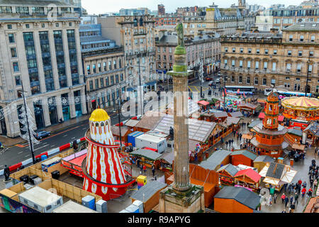 Glasgow, Schottland, Großbritannien. 22. Dezember, 2018. Auf einem nassen uper Samstag "Tausende von Weihnachtskäufer kam an das Stadtzentrum von Glasgow Vorteil der frühen Verkäufe in Glasgow's Stil Meile, (Buchanan Street) und Viele besuchten auch den International Food fayre und Kirmes in der Stadt George Square Credit: Findlay/Alamy leben Nachrichten Stockfoto