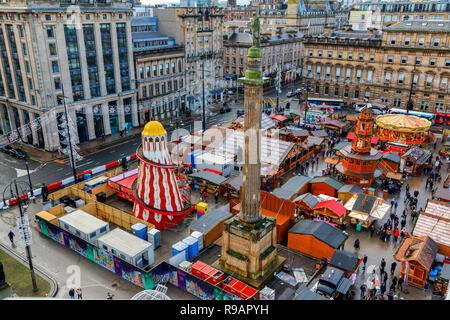 Glasgow, Schottland, Großbritannien. 22. Dezember, 2018. Auf einem nassen uper Samstag "Tausende von Weihnachtskäufer kam an das Stadtzentrum von Glasgow Vorteil der frühen Verkäufe in Glasgow's Stil Meile, (Buchanan Street) und Viele besuchten auch den International Food fayre und Kirmes in der Stadt George Square Credit: Findlay/Alamy leben Nachrichten Stockfoto