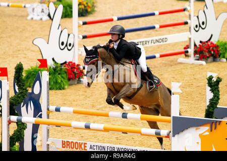 Olympia, London, UK. 22. Dezember, 2018. Sieger. Shaunie Greig, Casino Royale VIII. GBR. Die Voltaire Design Mince Pie Stakes. Springen. Olympia. Die London International Horse Show. London. UK. 22.12.2018. Credit: Sport in Bildern/Alamy leben Nachrichten Stockfoto