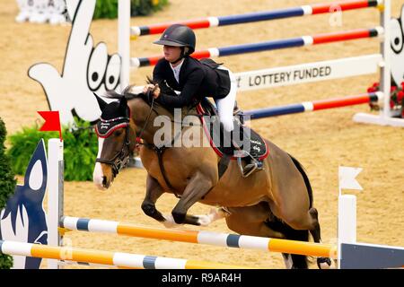 Olympia, London, UK. 22. Dezember, 2018. Sieger. Shaunie Greig, Casino Royale VIII. GBR. Die Voltaire Design Mince Pie Stakes. Springen. Olympia. Die London International Horse Show. London. UK. 22.12.2018. Credit: Sport in Bildern/Alamy leben Nachrichten Stockfoto