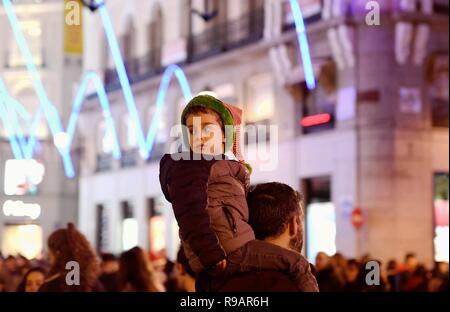 Madrid, Spanien. 21 Dez, 2018. Ein Kind wird an der Puerta del Sol in Madrid, die Hauptstadt Spaniens, Dez. 21, 2018 gesehen. Weihnachtsbeleuchtung die Hauptstraßen von Madrid beleuchten, läutet den Start von Weihnachten und Neujahr feiern. Quelle: Guo Qiuda/Xinhua/Alamy leben Nachrichten Stockfoto