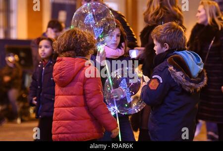 Madrid, Spanien. 21 Dez, 2018. Kinder sind an der Puerta del Sol in Madrid, die Hauptstadt Spaniens, Dez. 21, 2018 gesehen. Weihnachtsbeleuchtung die Hauptstraßen von Madrid beleuchten, läutet den Start von Weihnachten und Neujahr feiern. Quelle: Guo Qiuda/Xinhua/Alamy leben Nachrichten Stockfoto