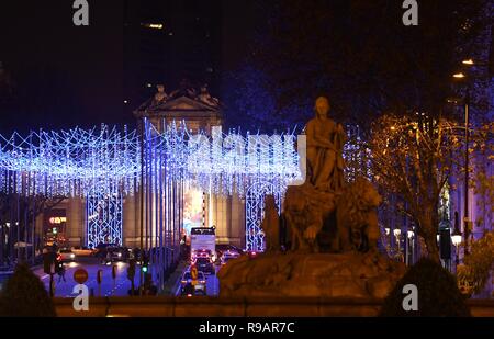 Madrid, Spanien. 21 Dez, 2018. Wahrzeichen der Alcalá-Tor wird mit festlichen Lichtern in Madrid, Hauptstadt von Spanien eingerichtet, Dez. 21, 2018. Weihnachtsbeleuchtung die Hauptstraßen von Madrid beleuchten, läutet den Start von Weihnachten und Neujahr feiern. Quelle: Guo Qiuda/Xinhua/Alamy leben Nachrichten Stockfoto