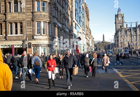 Edinburgh, Schottland, Großbritannien. 22. Dezember 2018, Super Samstag an der Princes Street in der schottischen Hauptstadt, tausende von Menschen auf die Gehwege und Straßen aber nicht viele Einkaufstaschen für diese letzte Wochenende vor Weihnachten. Obwohl die Einzelhändler haben eine beispiellose Menge an Vorweihnachtlichen Umsatz ein abschließendes Angebot für Käufer Geld ins Leben gerufen. Stockfoto