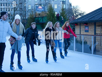 Edinburgh, Schottland, Großbritannien. 22. Dezember 2018, Super Samstag einige der jüngeren Generation für die Eisbahn in St. Andrew's Square, anstatt den Einkaufsstraßen entschieden. Stockfoto