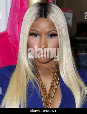 (Datei) Nicki Minaj umbenannt Ihre Tour zu "Nicki WRLD Tour" und ersetzt künftig mit Saft WRLD. Nicki Minaj hat schließlich enthüllt Details Umgebung ihren upcoming World Tour' Die Nicki WRLD Tour". Nicki hat ausgelagerte Rap superstar Zukunft mit Chicago rap star Saft WRLD und hat Sie geschickt das outing von 'NickiHndrxx' zu 'Die Nicki WRLD Tour' umbenannt. LOS ANGELES, Ca, USA - 15. Oktober: Rapper Nicki Minaj besucht die Kmart und Shop Ihr Weg Start Der Nicki Minaj Sammlung bei Kmart am 15. Oktober, in Los Angeles, Kalifornien 2013, United States statt. (Foto von Xavier Collin/Bild drücken Sie eine Stockfoto