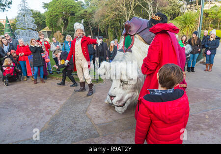 Bournemouth, Dorset, Großbritannien. 22. Dezember 2018. Die Snow Lion und Rote Königin machen einen Rundgang durch die Bournemouth untere Gärten für Folk Die mystey und Majestät der größte Löwe die Erde zu gehen, um zu sehen. Aus dem Wald von ewigem Schnee Pads die riesigen weißen Löwen, einer mythischen Emblem der Saison feiern das Licht der menschlichen Güte in den Tiefen des Winters dunkelsten Tagen. Stockfoto